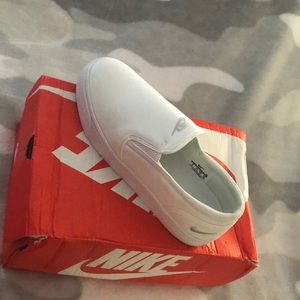NIKE SLIP ONS